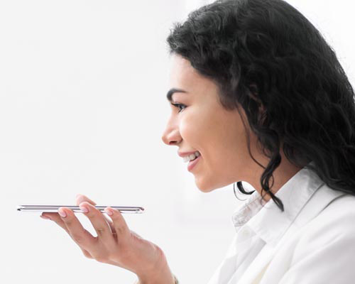 Docteur qui utilise la reconnaissance vocale médicale sur son smartphone